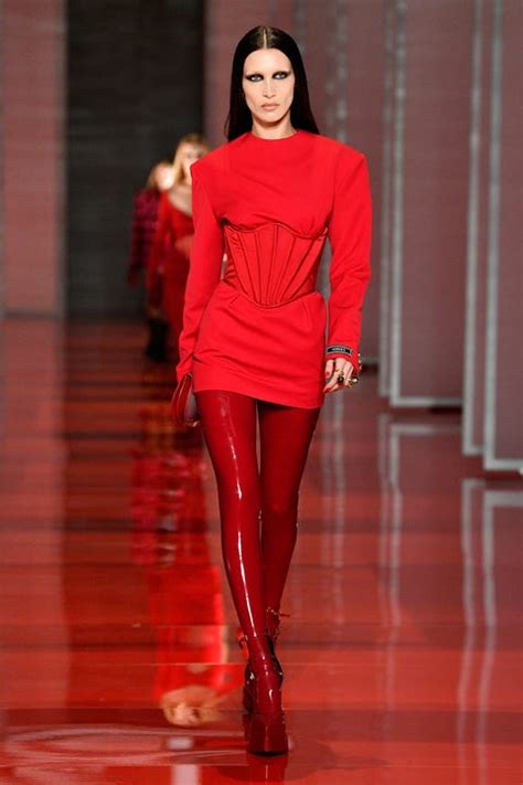 sfilata versace 2022 milano|Versace: ecco la collezione autunno inverno 2022 .